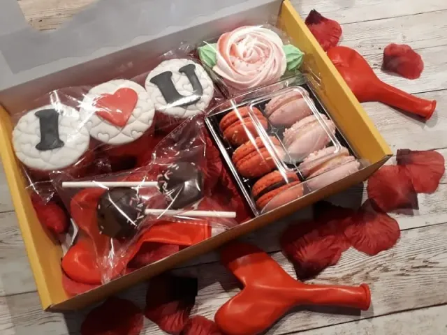 Pasta di Zucchero Lab Love Box mista con macaron e cupcake