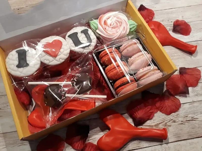 Pasta di Zucchero Lab Love Box mista con macaron e cupcake
