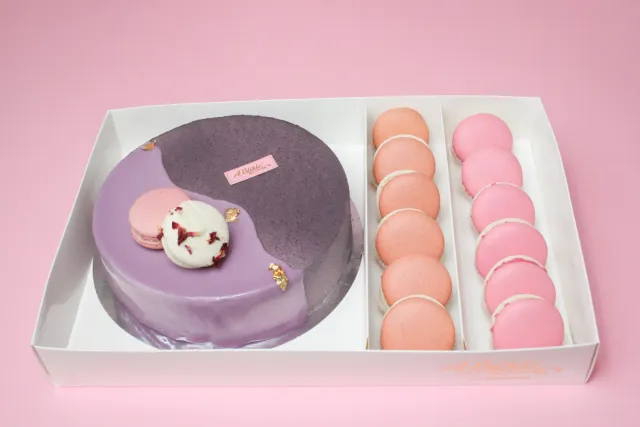Blikle Yogurt box torta + 12 macaron assortiti