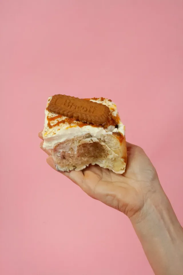 Blikle Cinnamon roll cannella caramello Lotus