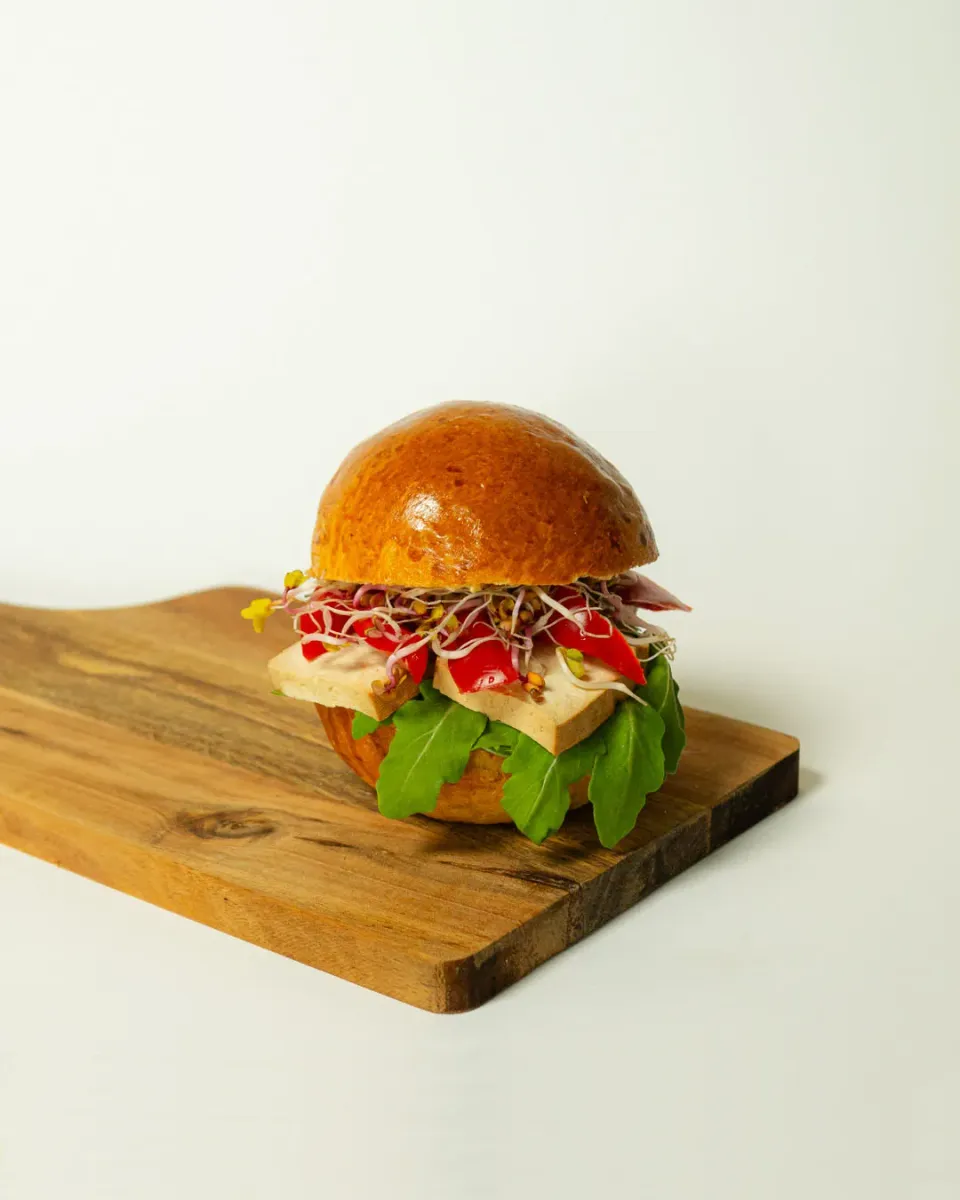 Blikle panino vegano hummus ajvar tofu affumicato